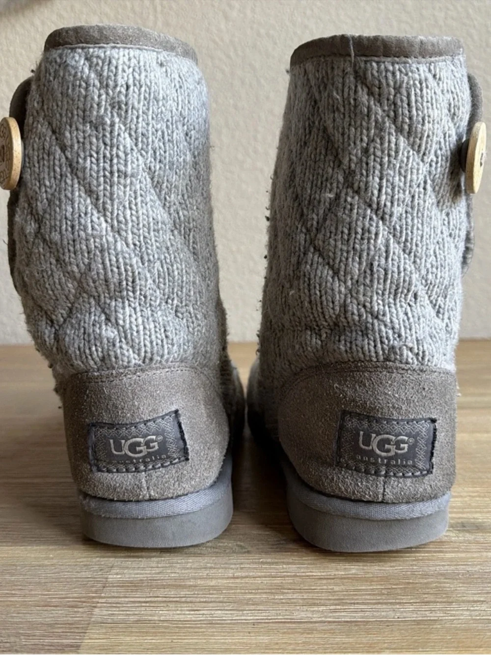 Ugg Women’s Mountain Quilted Boots Short Gray Size 8 Festival Bohemian Style